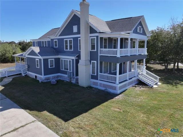 a view of a yard in front of house
