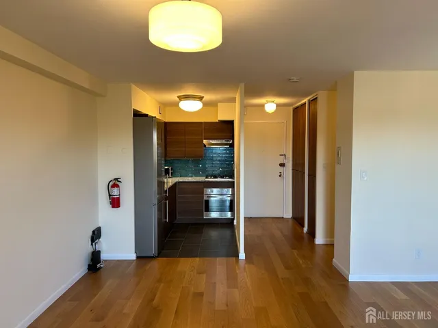 $1,800 | 123 South Adelaide Avenue, Unit 4M, Highland Park, NJ 08904