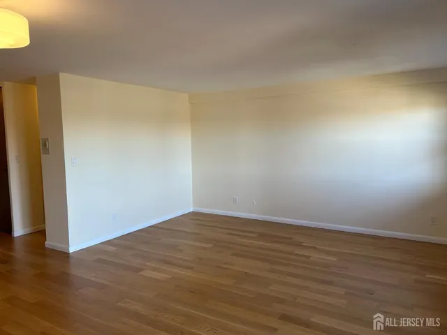 $1,800 | 123 South Adelaide Avenue, Unit 4M, Highland Park, NJ 08904