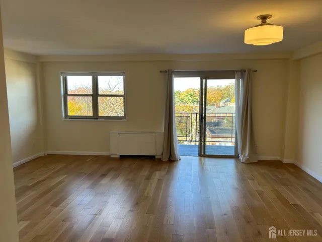 $1,800 | 123 South Adelaide Avenue, Unit 4M, Highland Park, NJ 08904