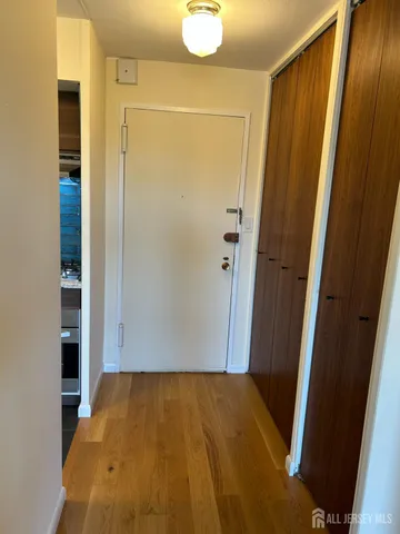 $1,800 | 123 South Adelaide Avenue, Unit 4M, Highland Park, NJ 08904