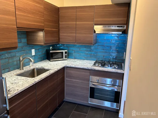 $1,800 | 123 South Adelaide Avenue, Unit 4M, Highland Park, NJ 08904