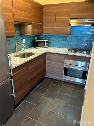 $1,800 | 123 South Adelaide Avenue, Unit 4M, Highland Park, NJ 08904