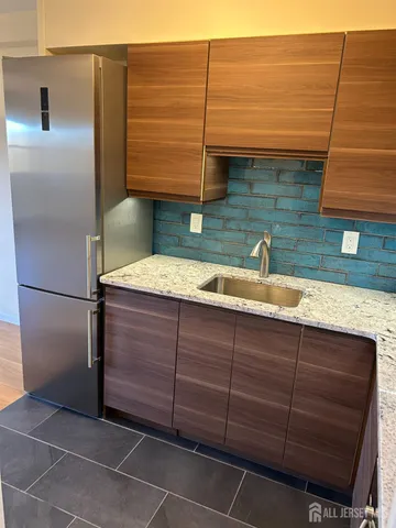 $1,800 | 123 South Adelaide Avenue, Unit 4M, Highland Park, NJ 08904