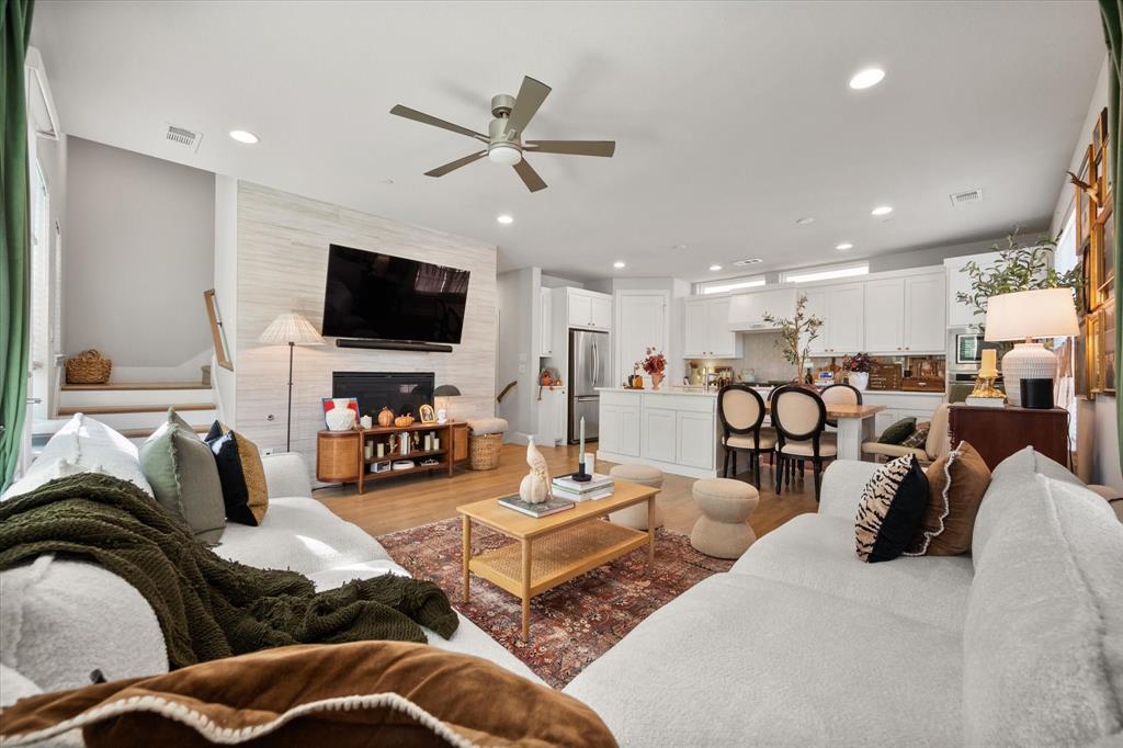 1900 Caddo Street, Unit 4 Dallas, TX 75204 - Photo 18 of 36 a living room with furniture and a flat screen tv