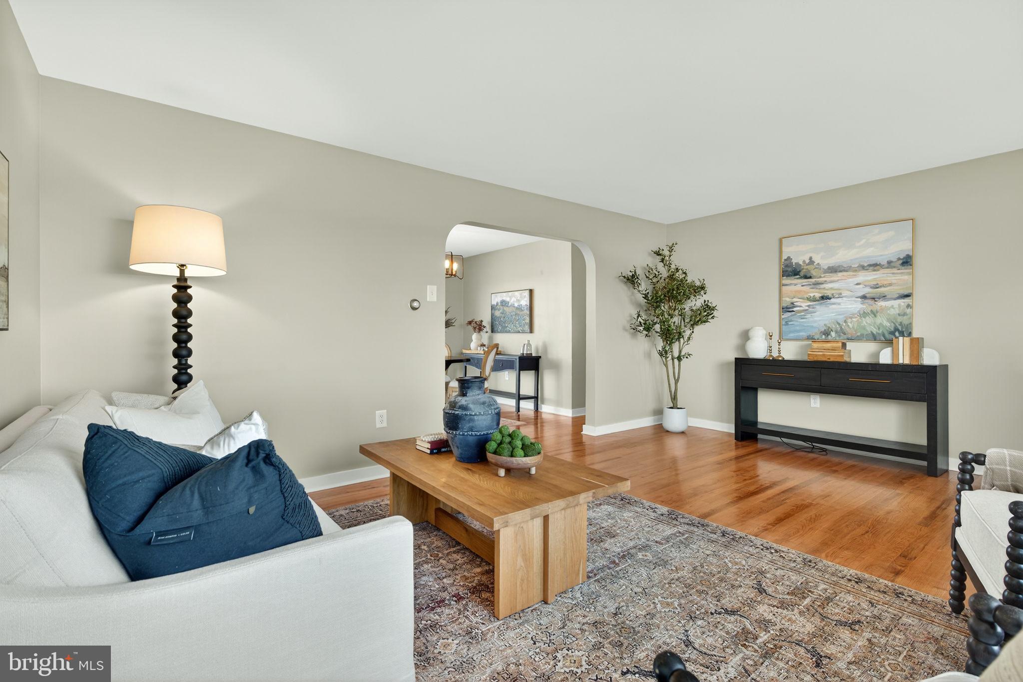 2103 South View Road Lancaster, PA 17602 - Photo 6 of 35 a living room with furniture and a potted plant