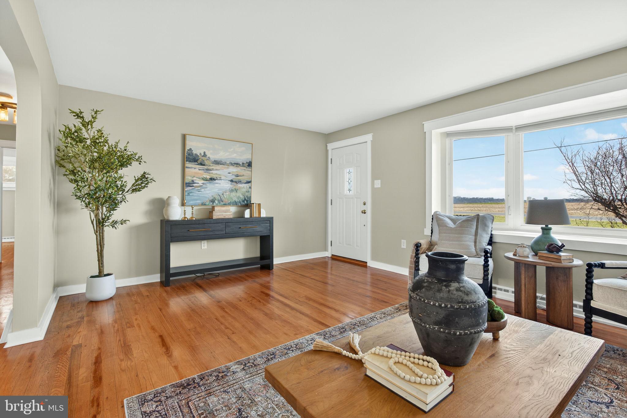2103 South View Road Lancaster, PA 17602 - Photo 7 of 35 a living room with furniture and a potted plant