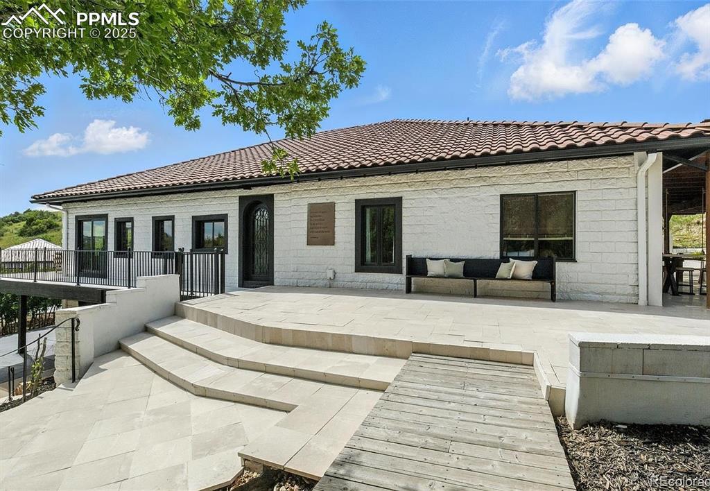 a house view with a outdoor space