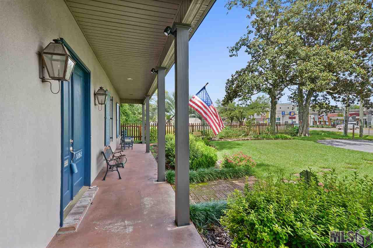 Nice large front porch!