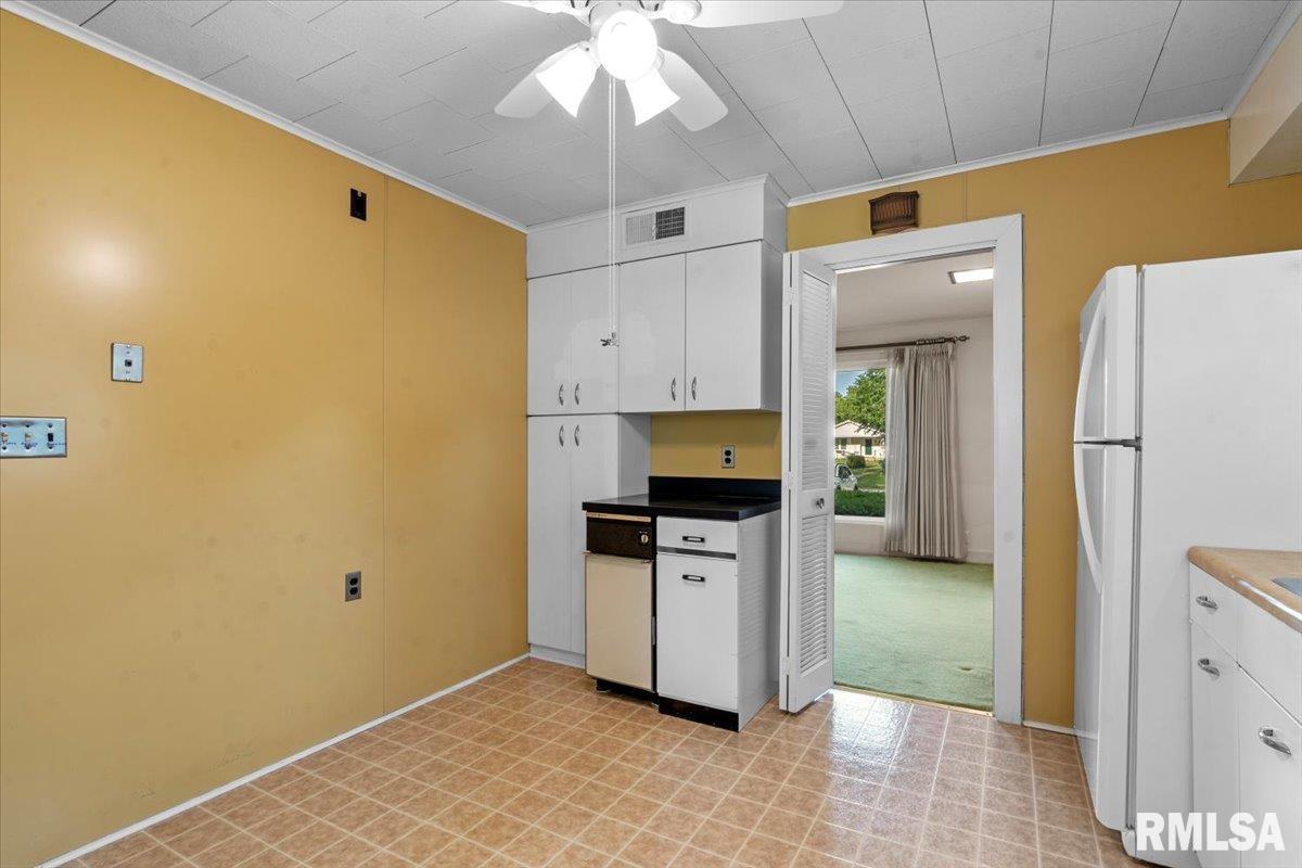 1939 Dial Court Springfield, IL 62704 - Photo 8 of 37