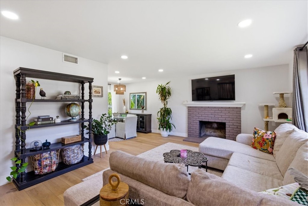 26434 Fairgate Avenue Newhall, CA 91321 - Photo 3 of 19