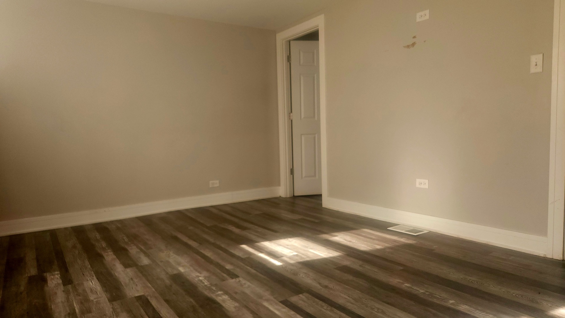 13331 South Calumet Avenue Chicago, IL 60827 - Photo 21 of 35 a view of an empty room and window