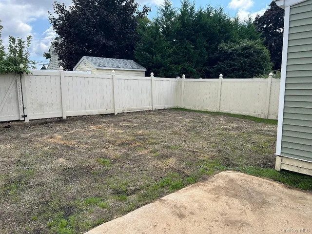 a view of a backyard