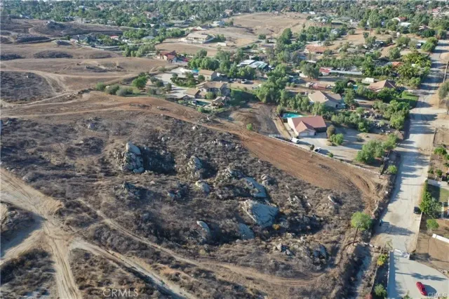 a view of a large yard with lots of trees