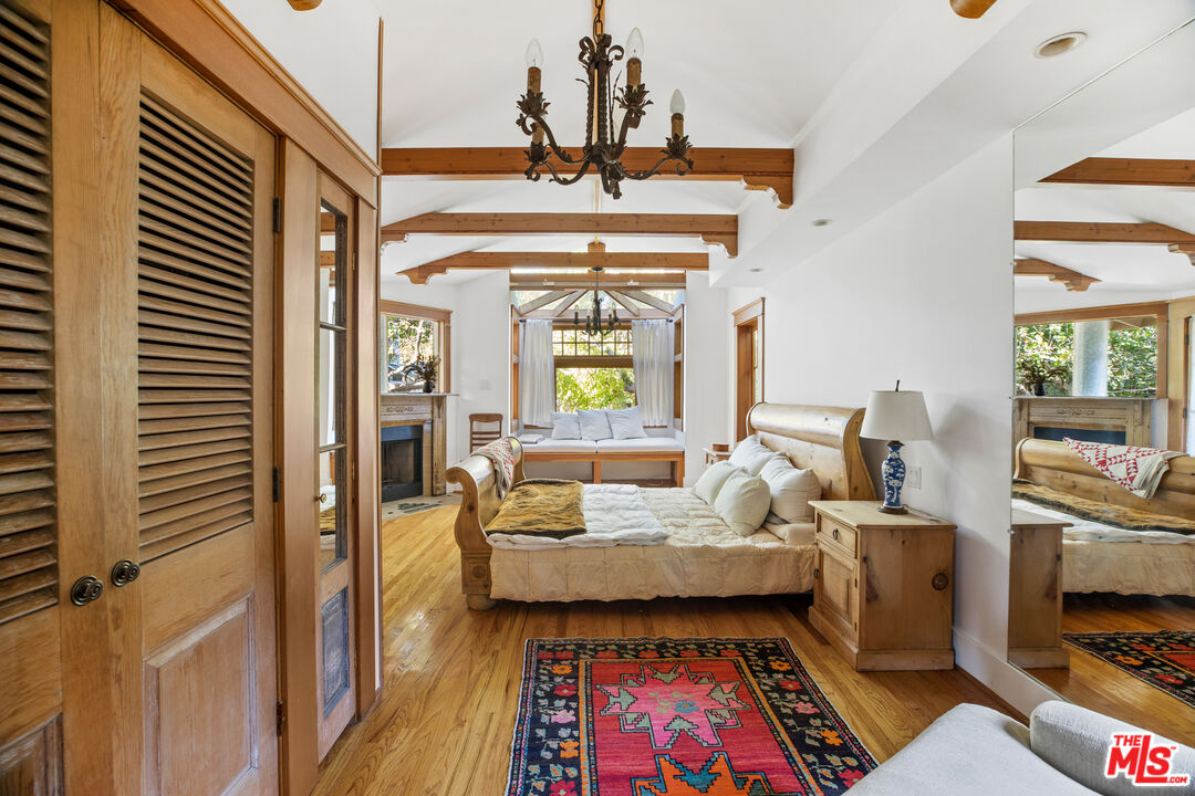 761 Palms Boulevard Venice, CA 90291 - Photo 11 of 26 a living room with furniture and a rug