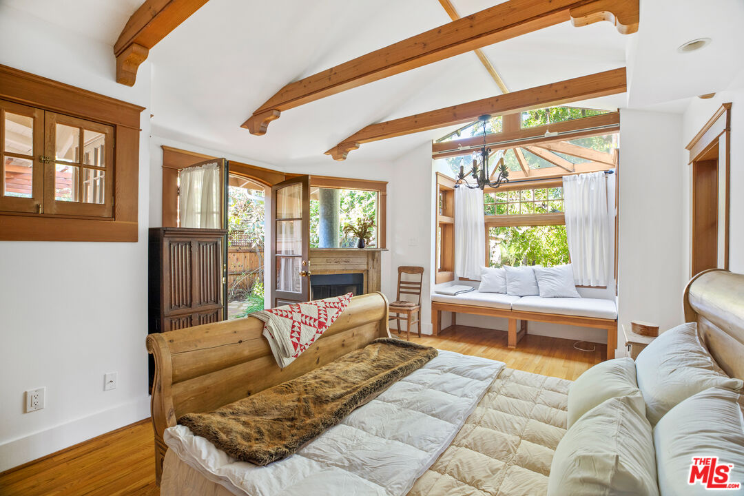 761 Palms Boulevard Venice, CA 90291 - Photo 12 of 26 a living room with furniture and a large window