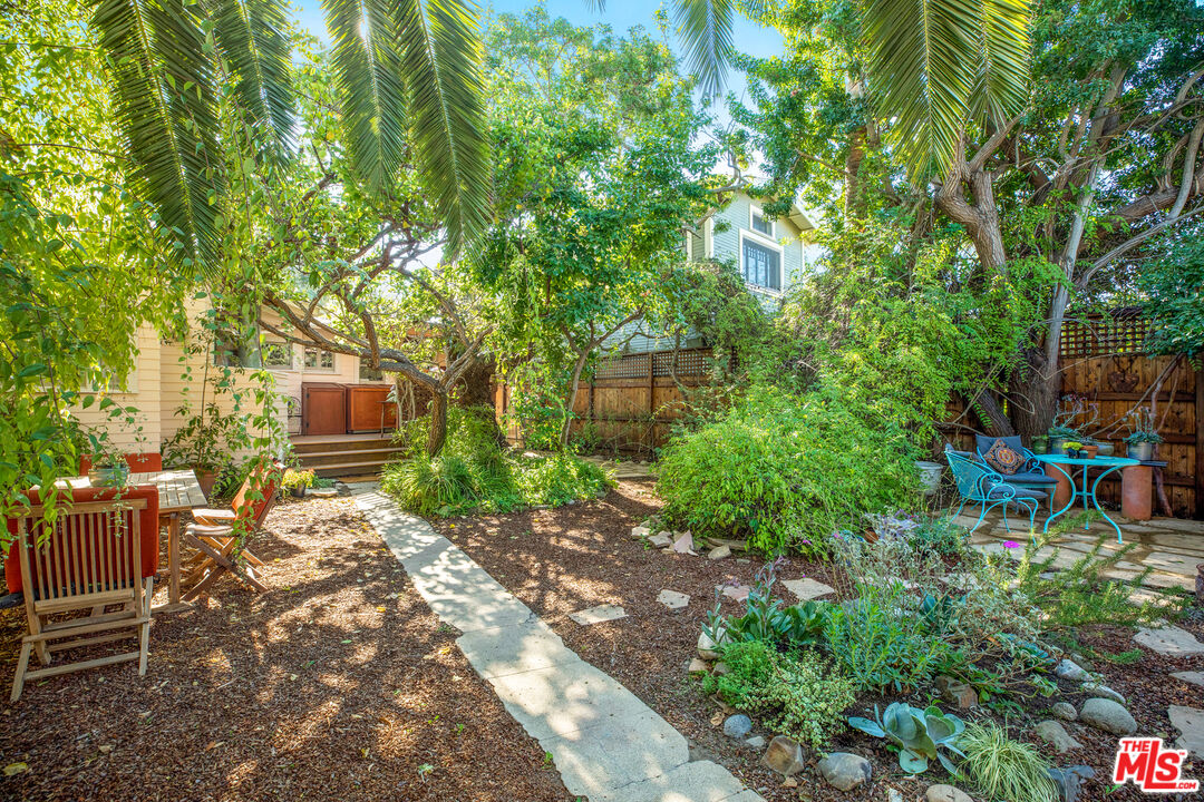 761 Palms Boulevard Venice, CA 90291 - Photo 15 of 26 a backyard of a house with seating space