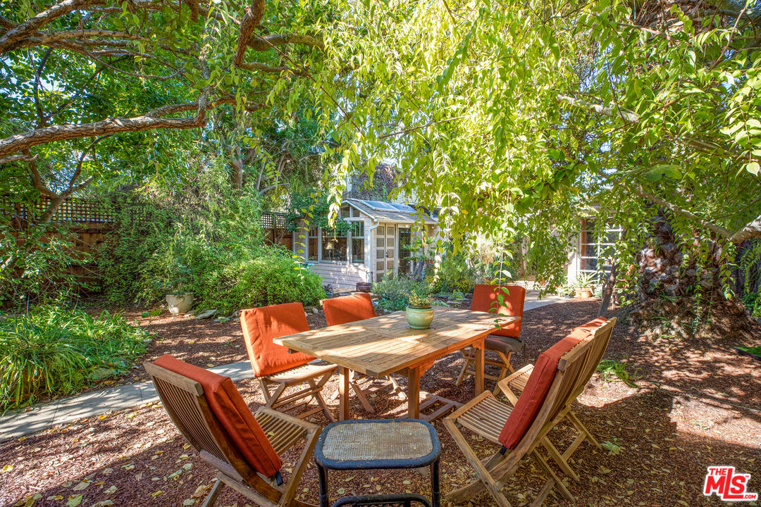 761 Palms Boulevard Venice, CA 90291 - Photo 16 of 26 a backyard of a house with table and chairs