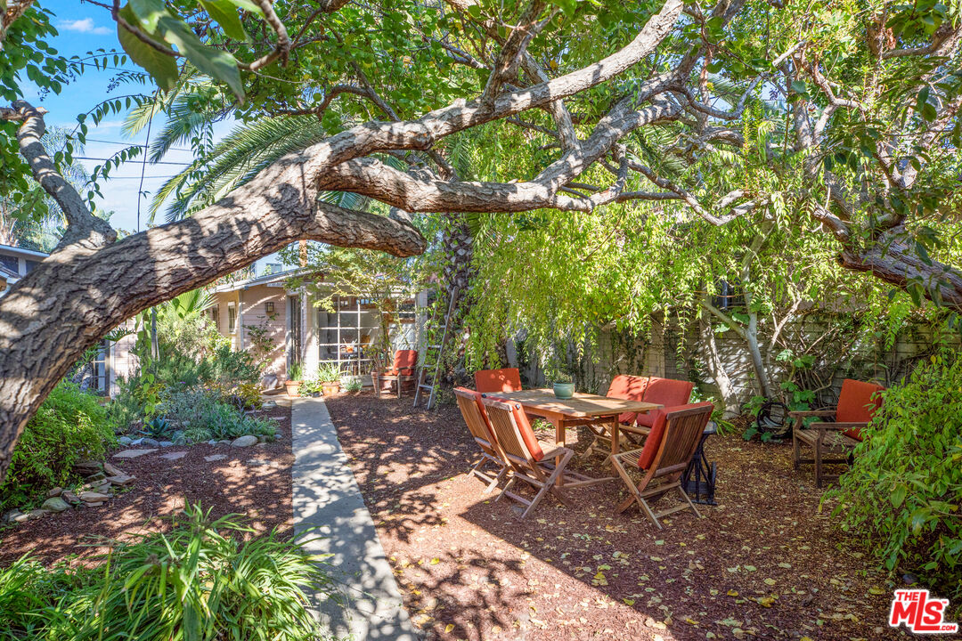 761 Palms Boulevard Venice, CA 90291 - Photo 17 of 26 a backyard of a house with table and chairs