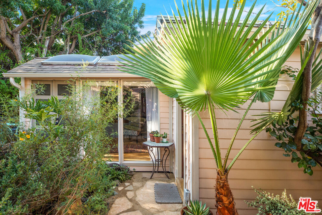 761 Palms Boulevard Venice, CA 90291 - Photo 22 of 26 a view of a backyard with plants