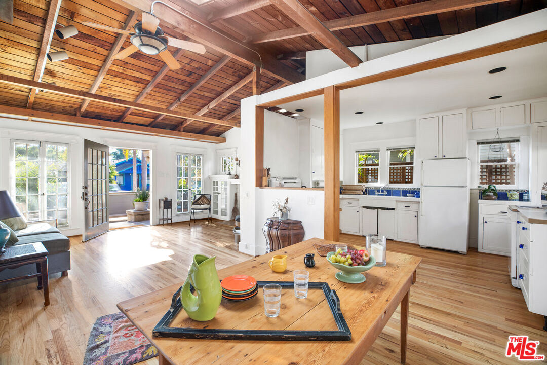 761 Palms Boulevard Venice, CA 90291 - Photo 6 of 26 a living room with furniture and kitchen view