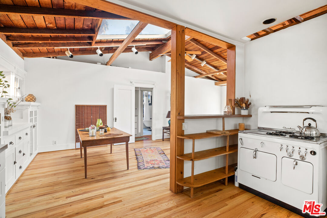 761 Palms Boulevard Venice, CA 90291 - Photo 7 of 26 a view of hallway with wooden floor and furniture