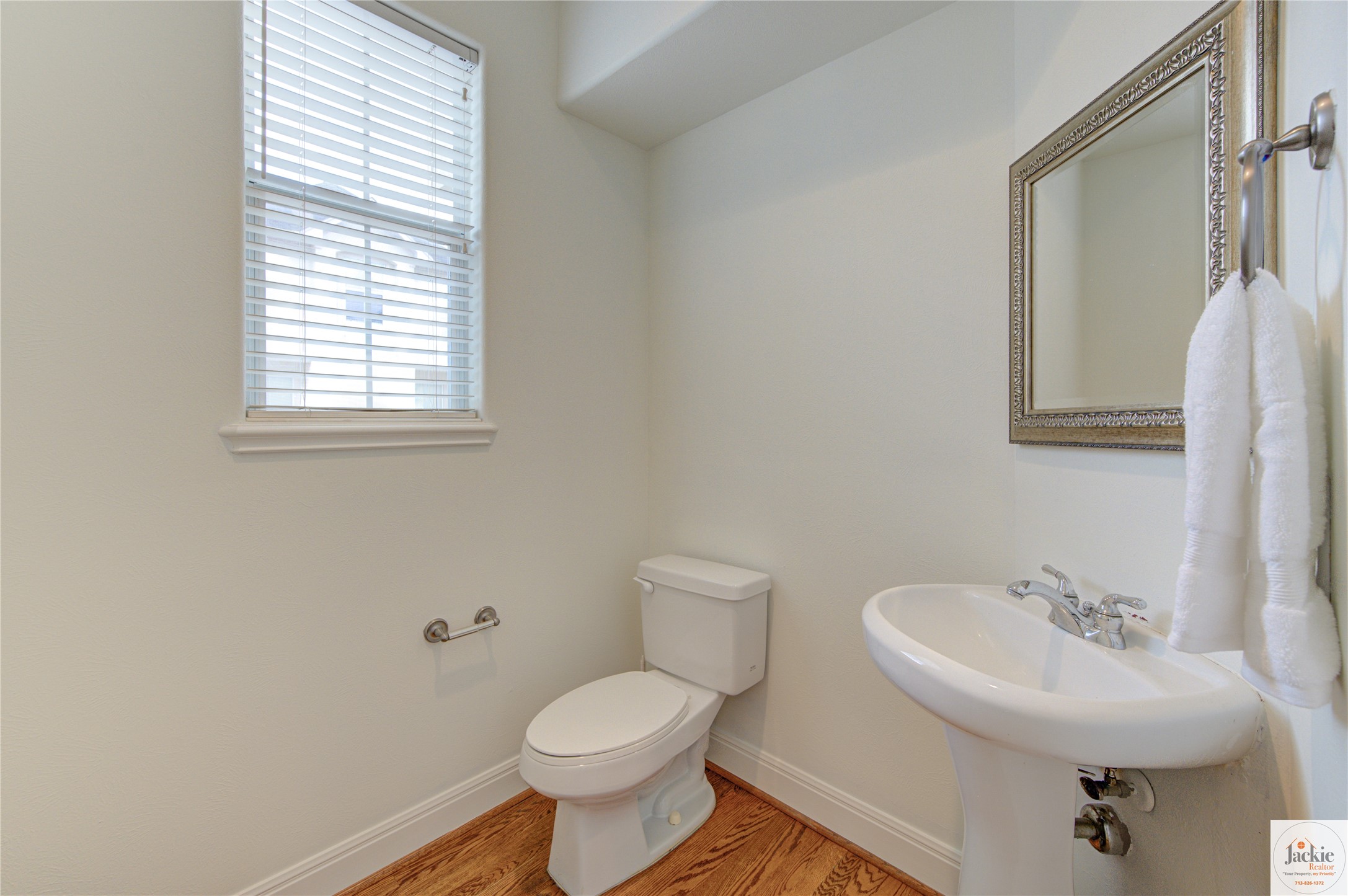 1322 Cohn Street Houston, TX 77007 - Photo 20 of 30 a bathroom with a sink and a toilet