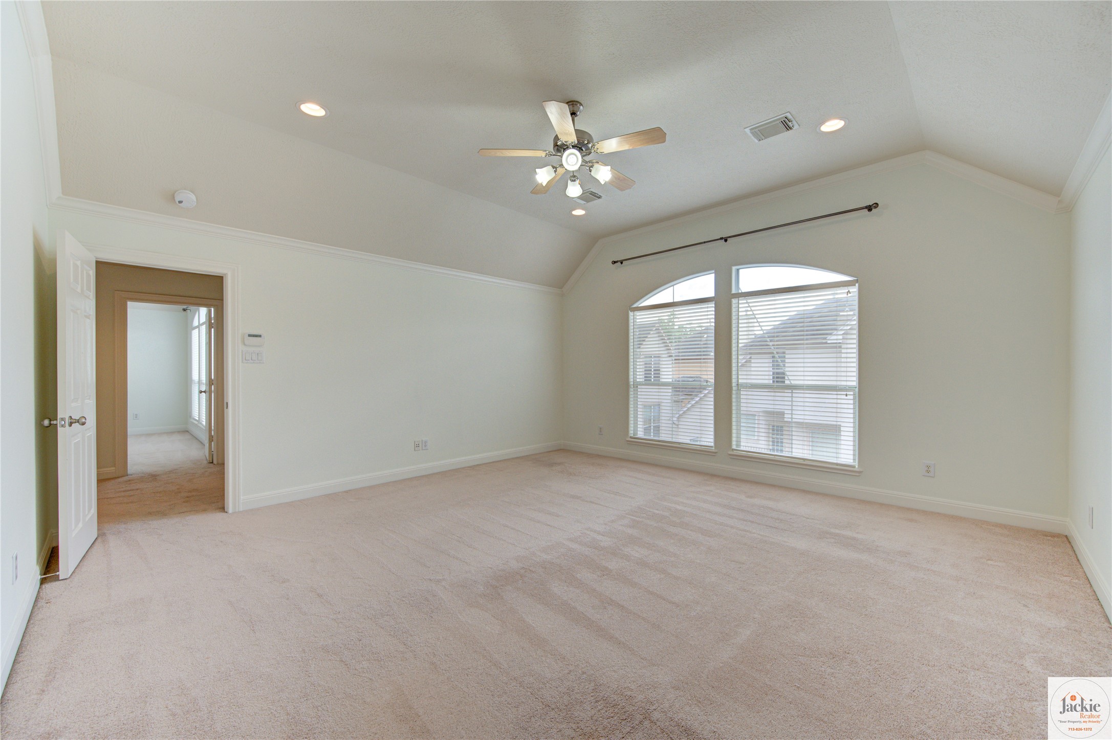 1322 Cohn Street Houston, TX 77007 - Photo 21 of 30 a view of an empty room with a window