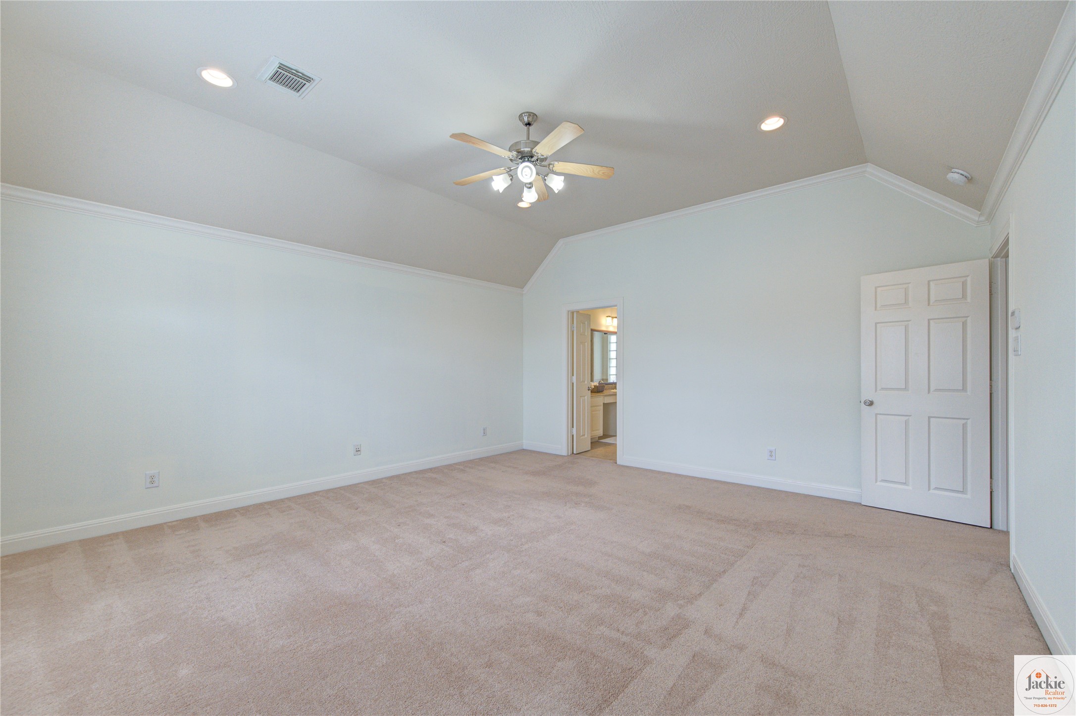 1322 Cohn Street Houston, TX 77007 - Photo 22 of 30 an empty room with fan and fan