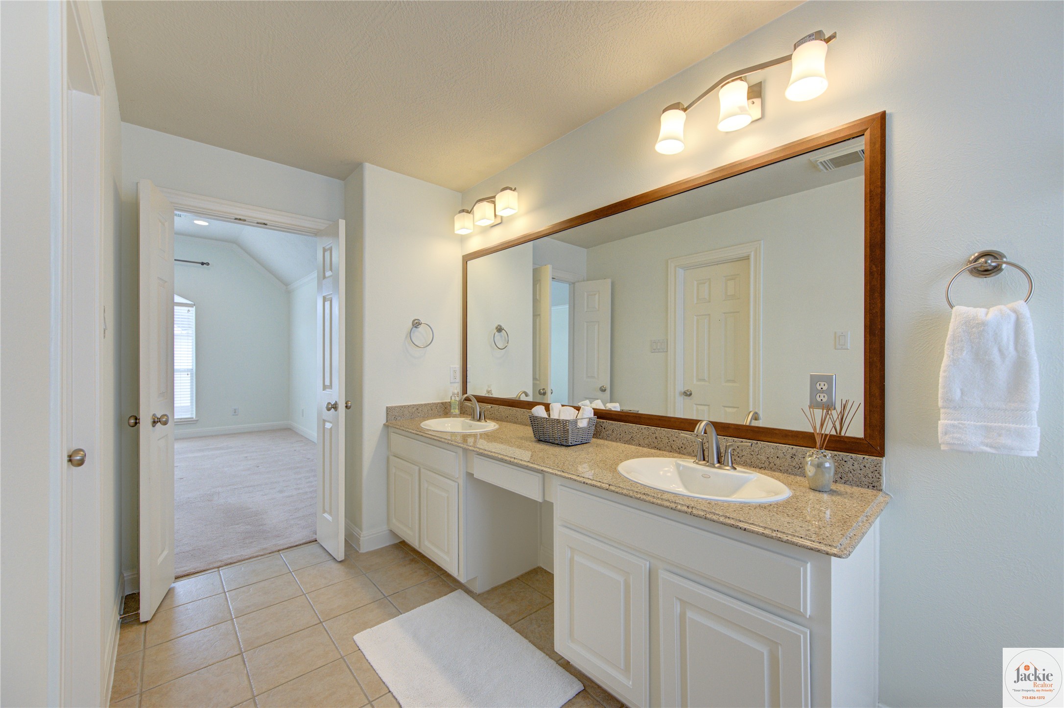 1322 Cohn Street Houston, TX 77007 - Photo 23 of 30 a bathroom with a sink and a mirror