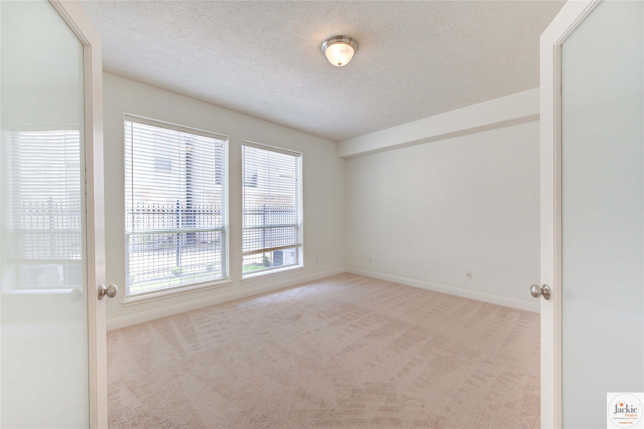 1322 Cohn Street Houston, TX 77007 - Photo 5 of 30 an empty room with windows