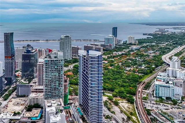 a picture of a book shelf