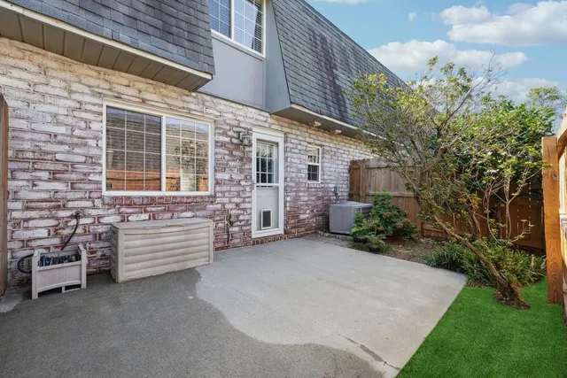 a view of a house with backyard and garden