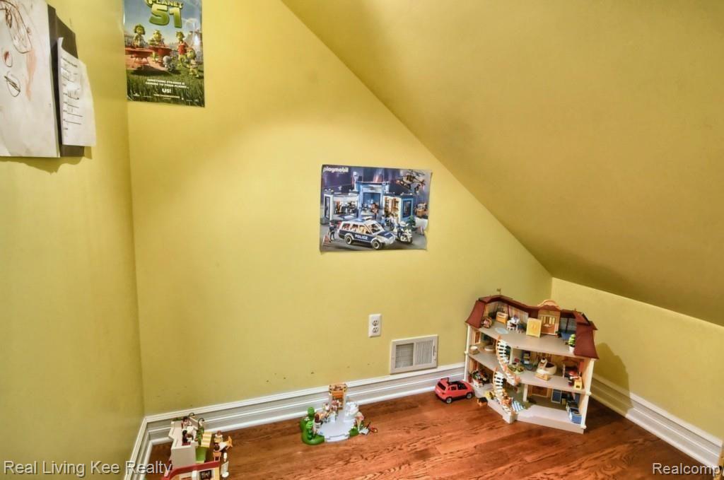 632 7th Street Rochester, MI 48307 - Photo 30 of 41 Little extra room