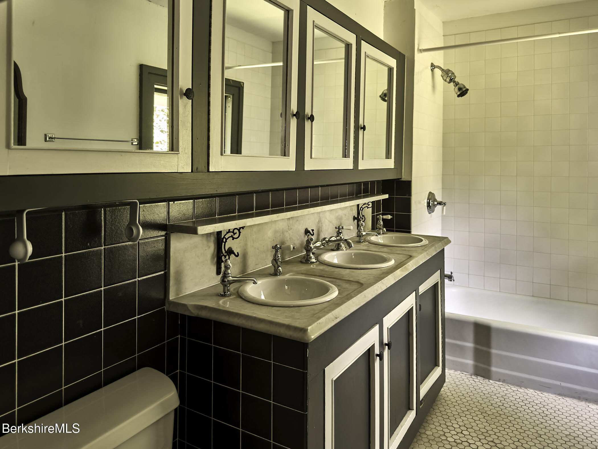 10 Prospect Hill Road Stockbridge, MA 01262 - Photo 32 of 39 Second-floor full bathroom