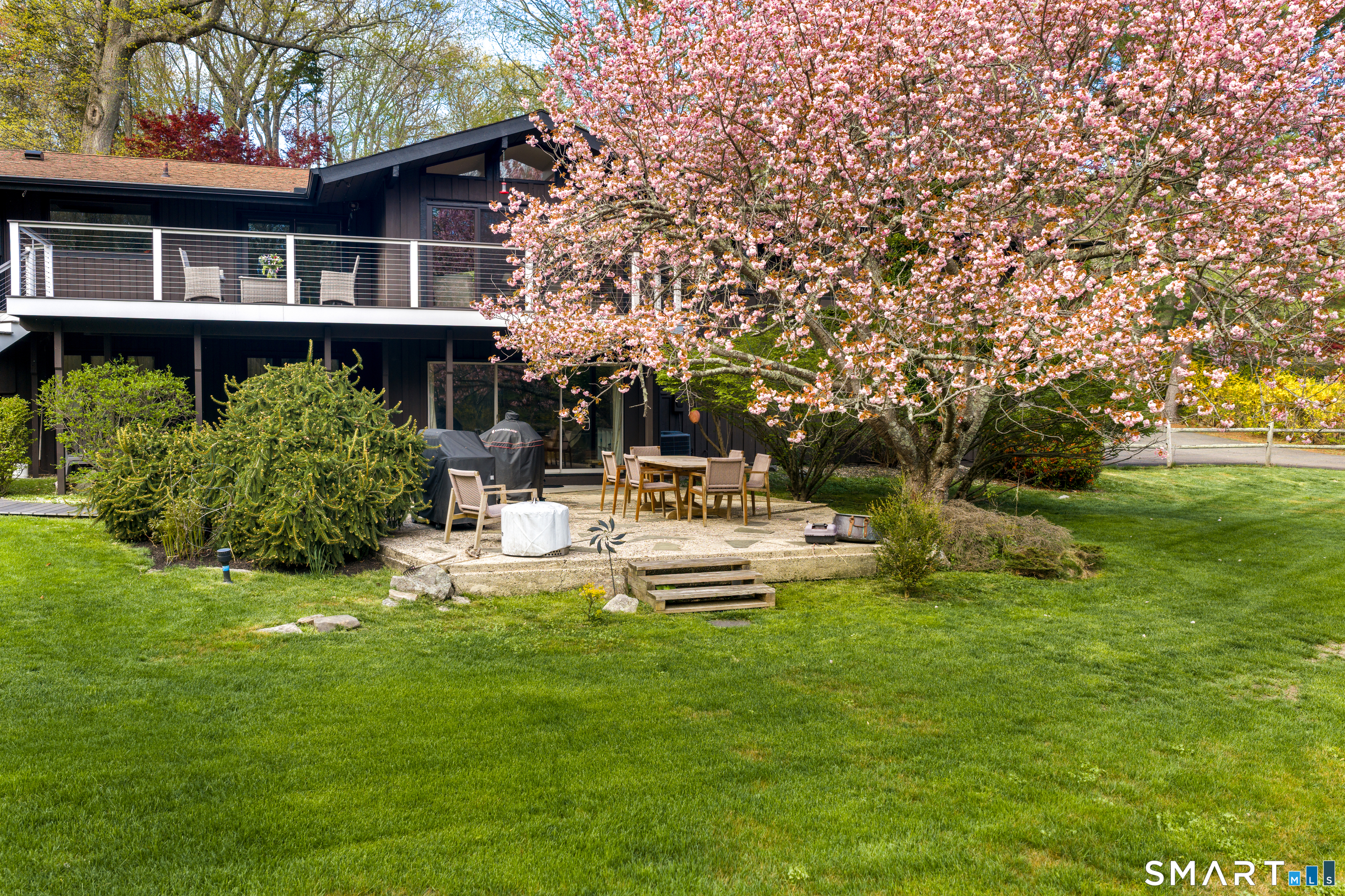 46 Breezy Hill Road Stamford, CT 06903 - Photo 3 of 40