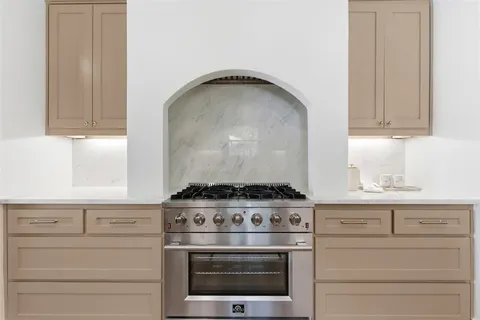 $865,000 | 309 Eastwood Avenue, Fort Worth, TX 76107