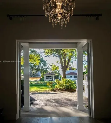 a view of residential houses with yard