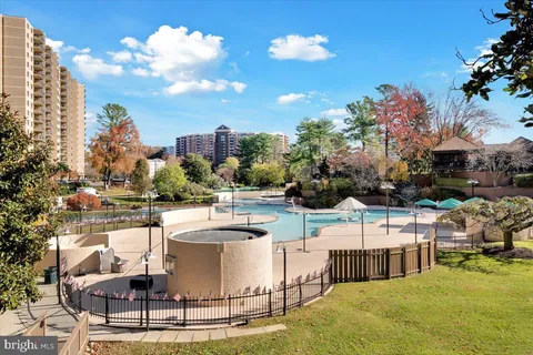 $3,450 | 309 Yoakum Parkway, Unit 815, Alexandria, VA 22304