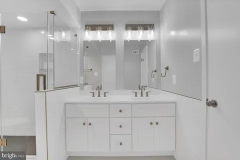 $3,450 | 309 Yoakum Parkway, Unit 815, Alexandria, VA 22304