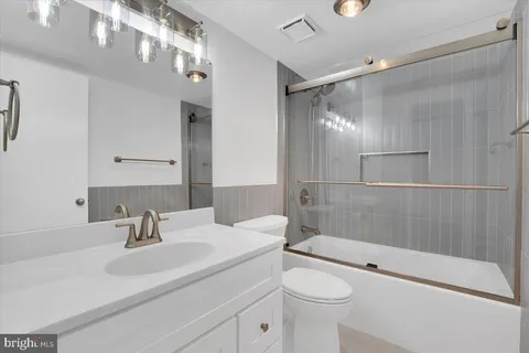 $3,450 | 309 Yoakum Parkway, Unit 815, Alexandria, VA 22304