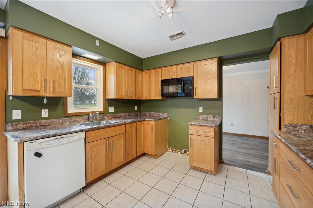 403 Harris Road Richmond Heights, OH 44143 - Photo 9 of 35 Kitchen