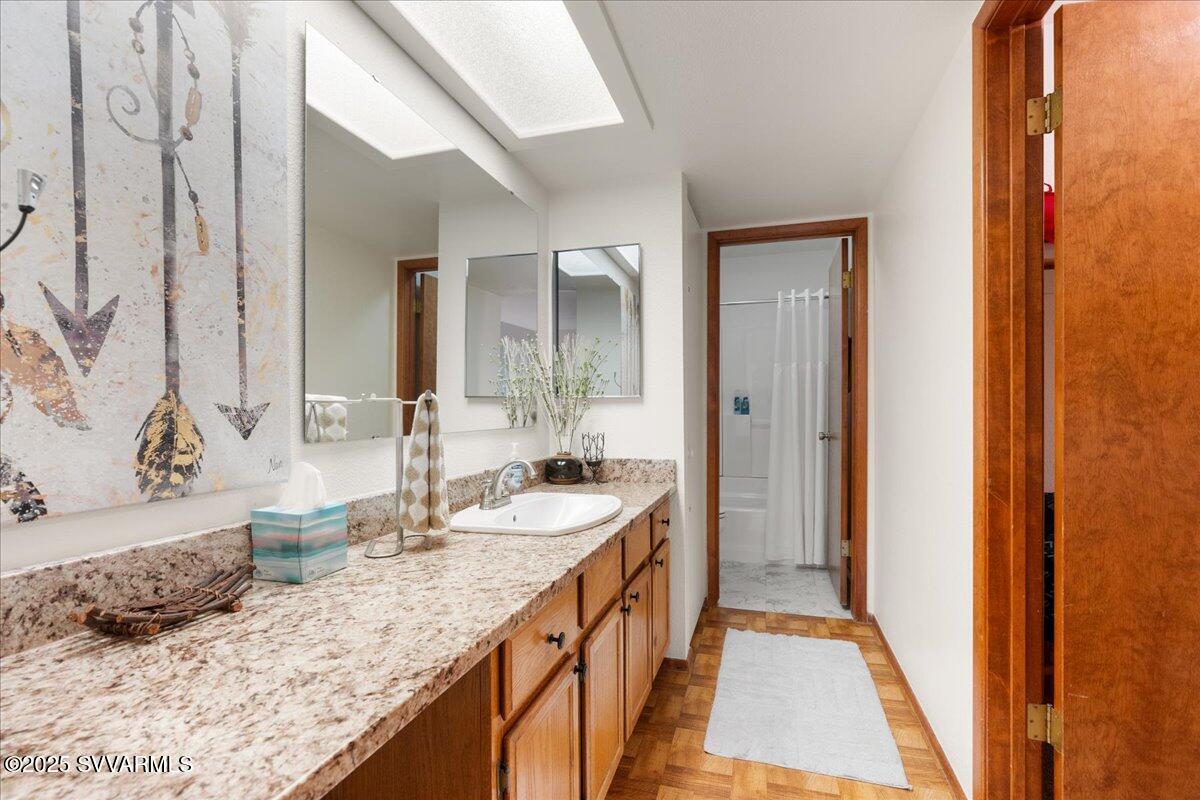 65 Verde Valley School Road, Unit F2 Sedona, AZ 86351 - Photo 14 of 34 16-Bathroom 2
