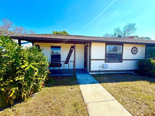 a view of entryway with a yard