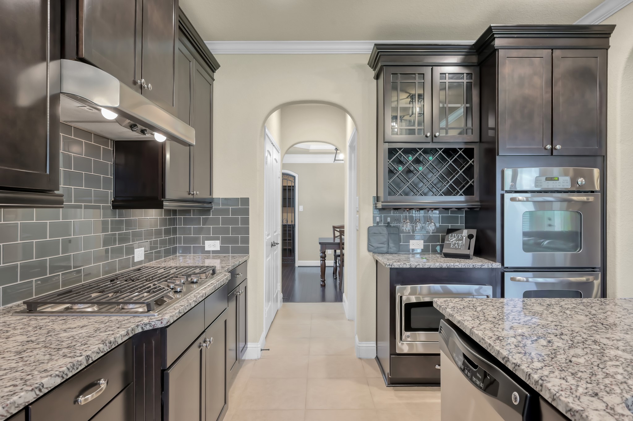 23 Rancher's Trail Tomball, TX 77375 - Photo 12 of 40 Gas range and grey subway tile add to the elegance of this space.