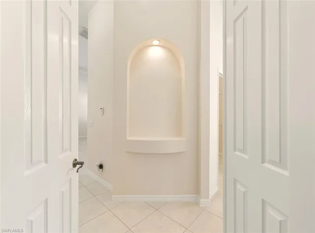 a view of entryway with bathroom