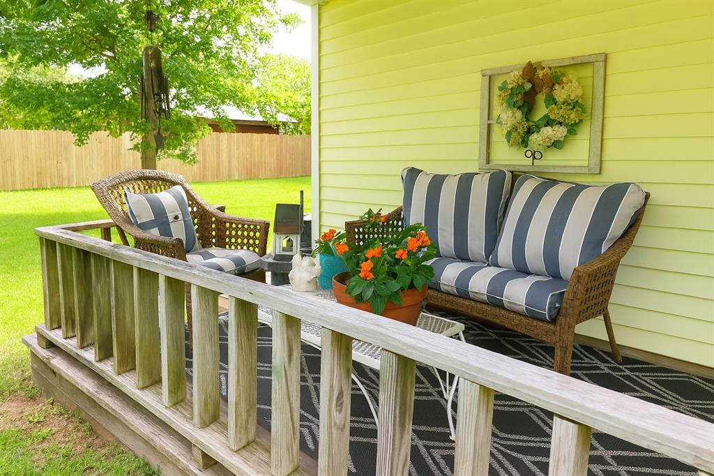 314 Cockerell Street Eustace, TX 75124 - Photo 14 of 15 a view of a chairs and table in the balcony