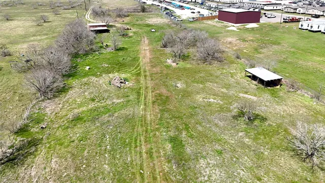 a view of a yard with an empty space