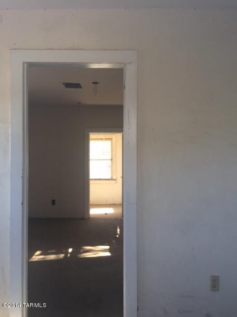 431 East 36th Street Tucson, AZ 85713 - Photo 3 of 4 a view of an empty room
