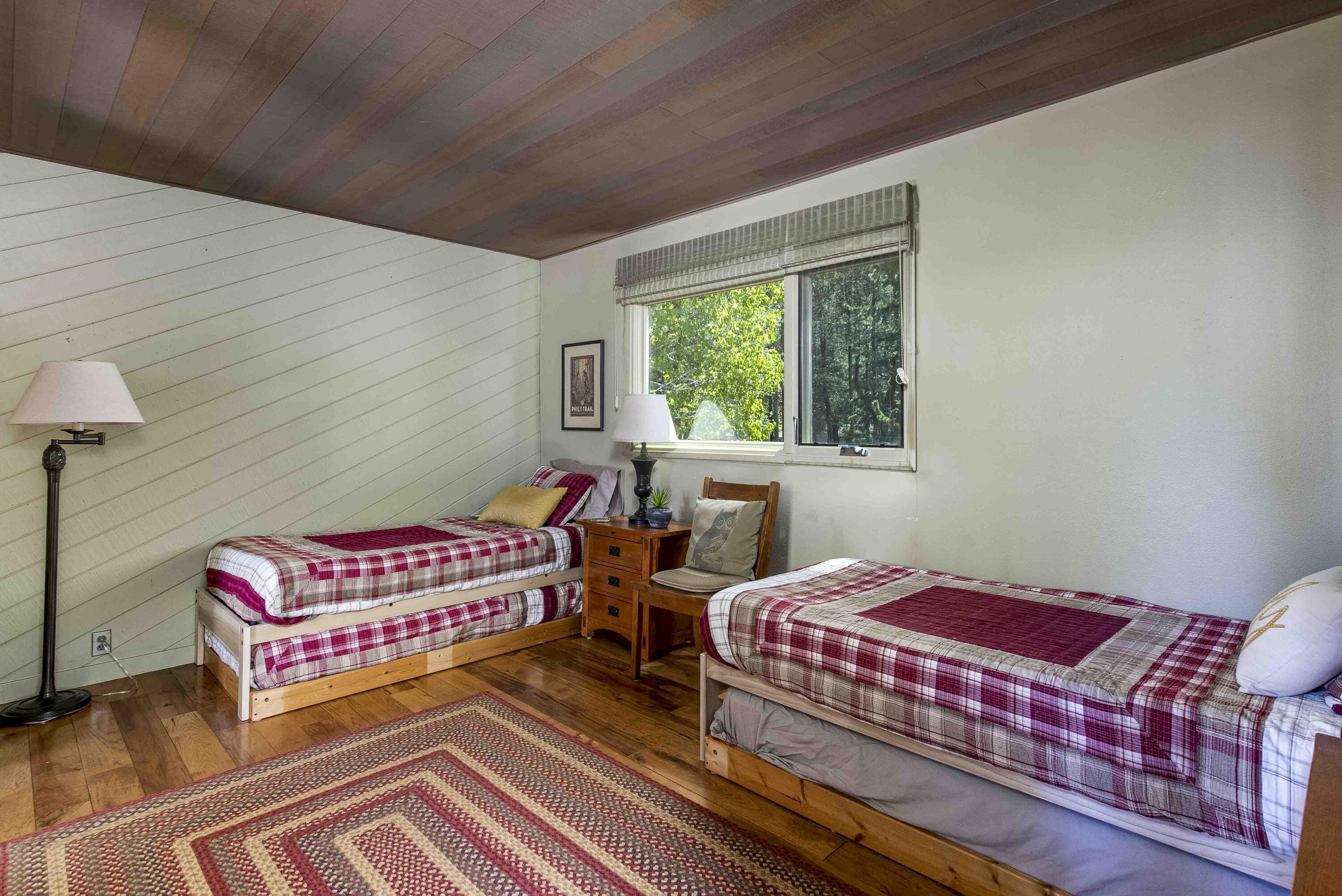 57256 Island Road, Unit 56 Sunriver, OR 97707 - Photo 28 of 37 Spacious Jr Bedroom Suite